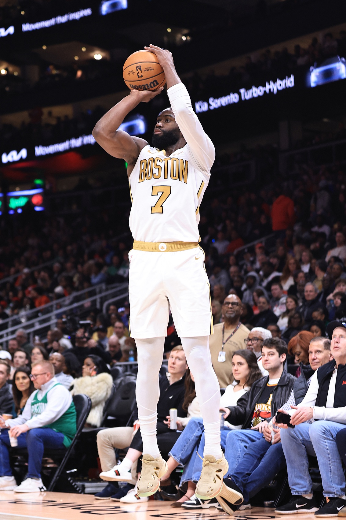 开云体育入口-效率低了点！杰伦·布朗近8场场均31.1分7.3板 命中率43.6%